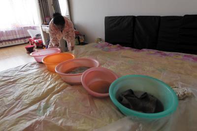 射阳楼上漏水，住户失联，小区没物管，业主维权难！律师来支招……